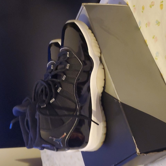 AIR JORDAN 11 RETRO SIZE 8 - Picture 8 of 9